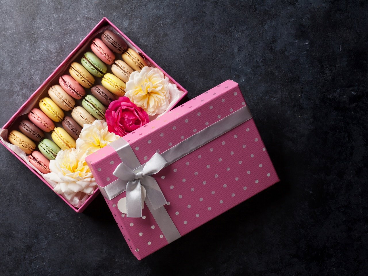 Обои цветы, коробка, печенье, декор, макаруны, flowers, box, cookies, decor, macaroon разрешение 5616x3744 Загрузить