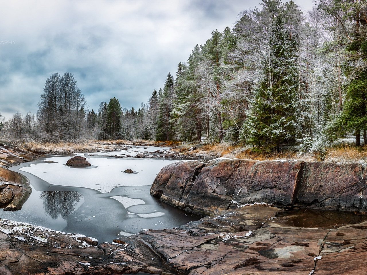 Обои деревья, река, снег, лес, осень, лёд, ели, trees, river, snow, forest, autumn, ice, ate разрешение 1920x1080 Загрузить