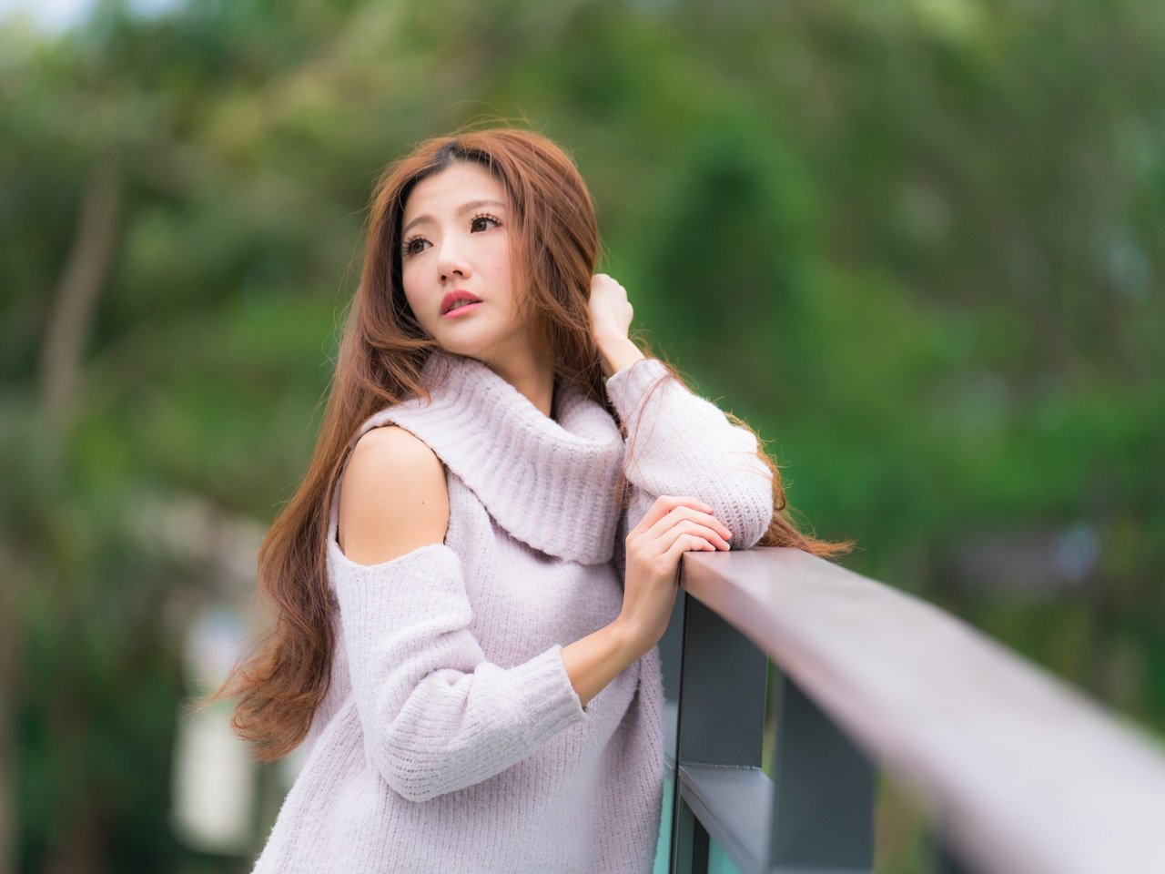 Обои девушка, перила, волосы, азиатка, свитер, боке, girl, railings, hair, asian, sweater, bokeh разрешение 4500x3002 Загрузить