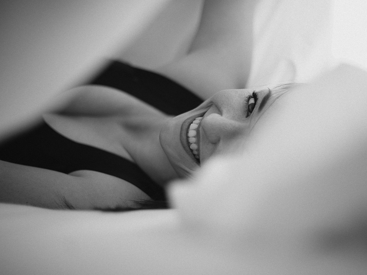 Обои девушка, улыбка, взгляд, чёрно-белое, girl, smile, look, black and white разрешение 2048x1365 Загрузить