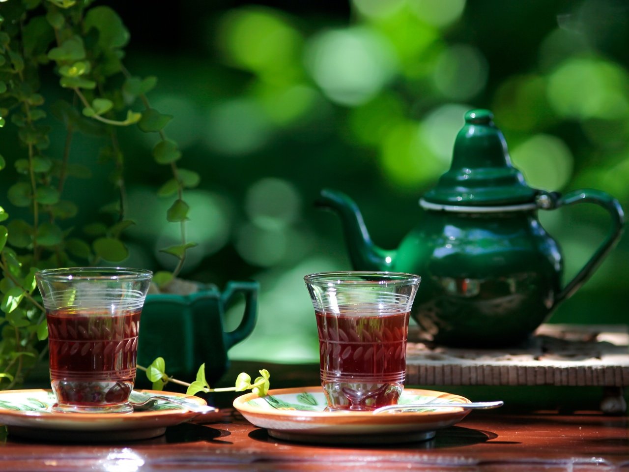 Обои зелень, напиток, стол, чай, стаканы, чайник, greens, drink, table, tea, glasses, kettle разрешение 3000x1939 Загрузить