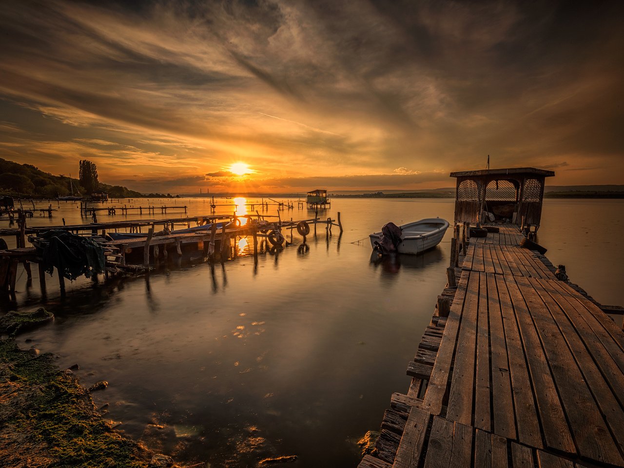 Обои небо, облака, закат, пейзаж, море, причал, лодка, the sky, clouds, sunset, landscape, sea, pier, boat разрешение 1920x1281 Загрузить