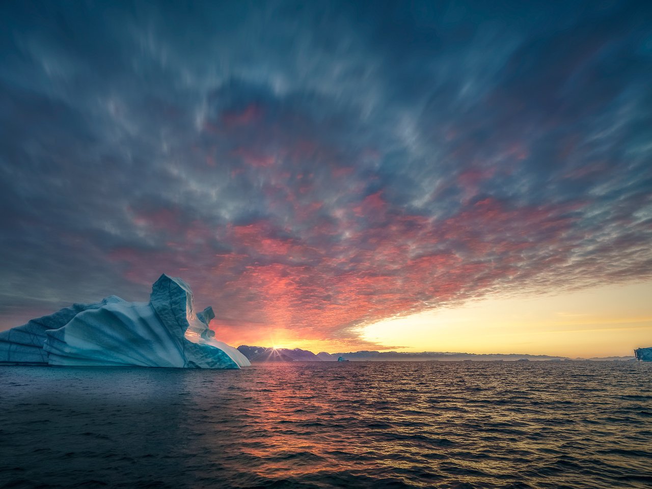 Обои небо, солнце, лучи, море, океан, ледник, the sky, the sun, rays, sea, the ocean, glacier разрешение 2048x1190 Загрузить