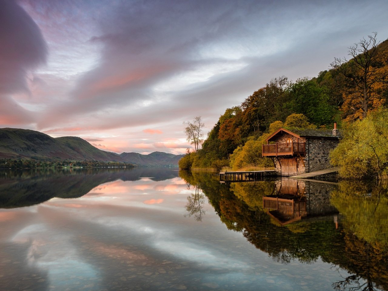 Обои вечер, озеро, горы, закат, отражение, осень, домик, the evening, lake, mountains, sunset, reflection, autumn, house разрешение 2048x1363 Загрузить