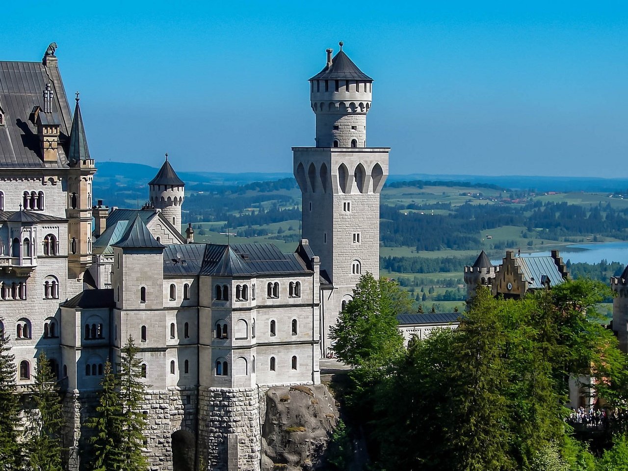 Обои панорама, замок, стены, башни, германия, нойшванштайн, panorama, castle, wall, tower, germany, neuschwanstein разрешение 2048x1280 Загрузить