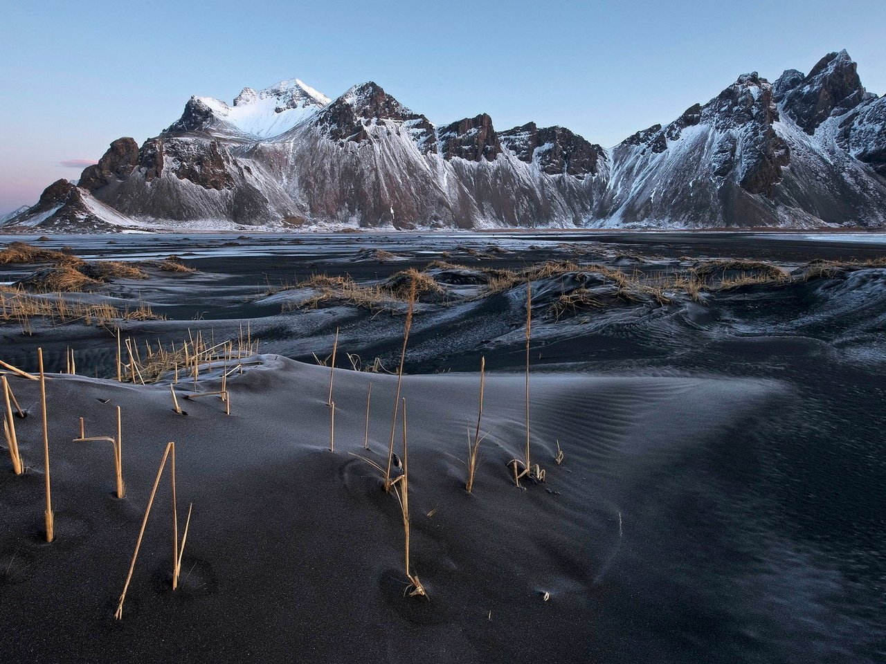 Обои горы, песок, исландия, vestrahorn, чёрный песок, вестрахорн, mountains, sand, iceland, black sand, westerhorn разрешение 1920x1080 Загрузить