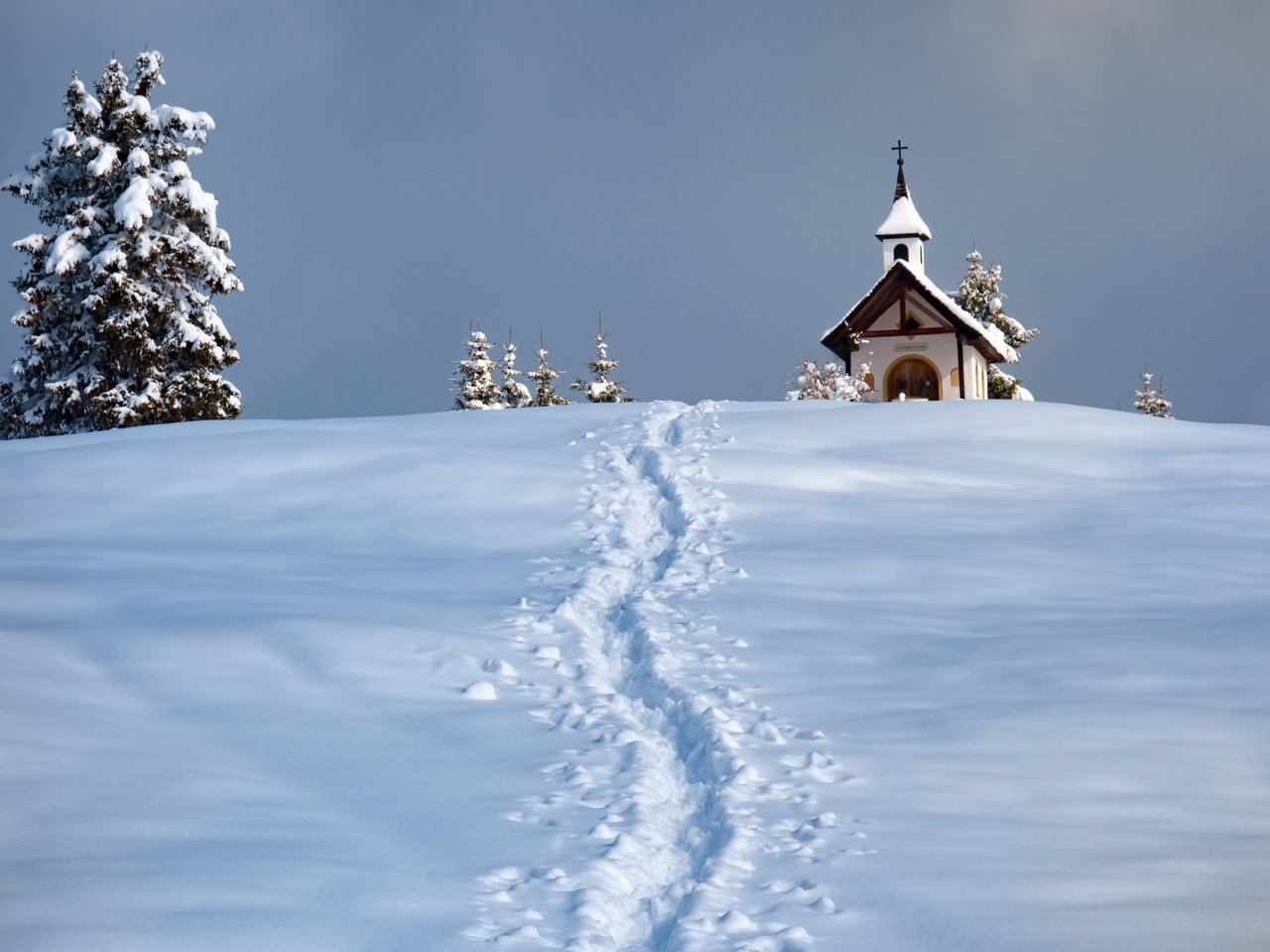 Обои снег, зима, церковь, следы, ели, часовня, snow, winter, church, traces, ate, chapel разрешение 2048x1365 Загрузить