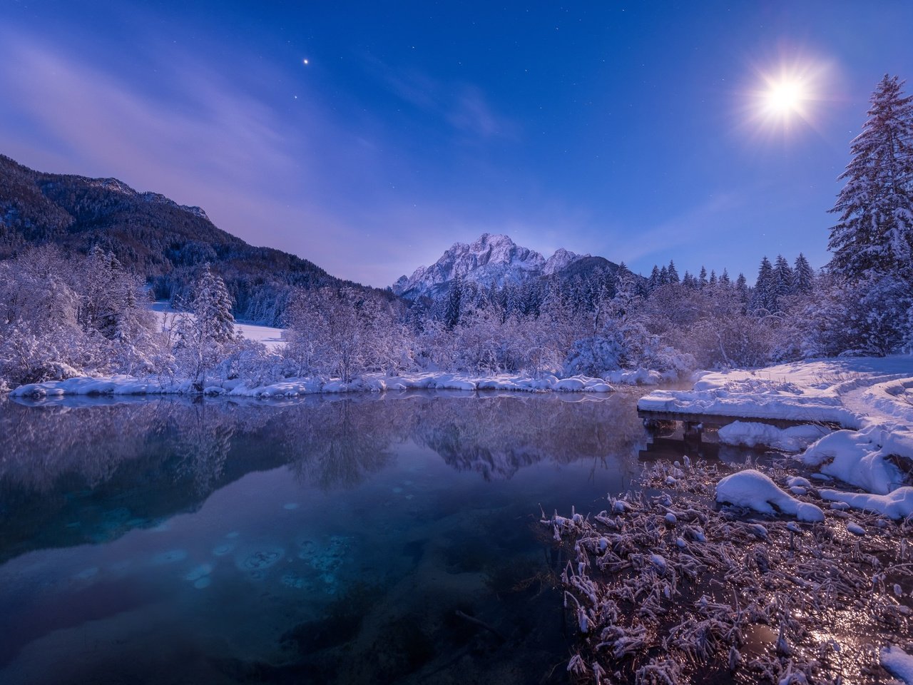 Обои свет, ночь, озеро, горы, снег, зима, луна, light, night, lake, mountains, snow, winter, the moon разрешение 2499x1668 Загрузить