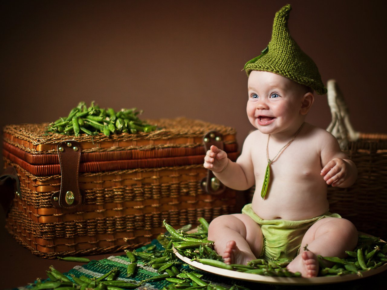 Обои ребенок, малыш, горох, блюдо, стручки, короб, колпачок, child, baby, peas, dish, pods, box, cap разрешение 4224x3030 Загрузить