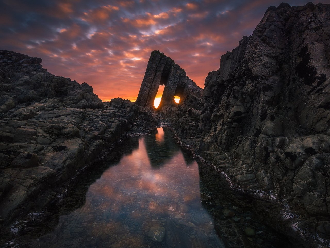 Обои свет, облака, скалы, камни, закат, море, океан, light, clouds, rocks, stones, sunset, sea, the ocean разрешение 2048x1152 Загрузить