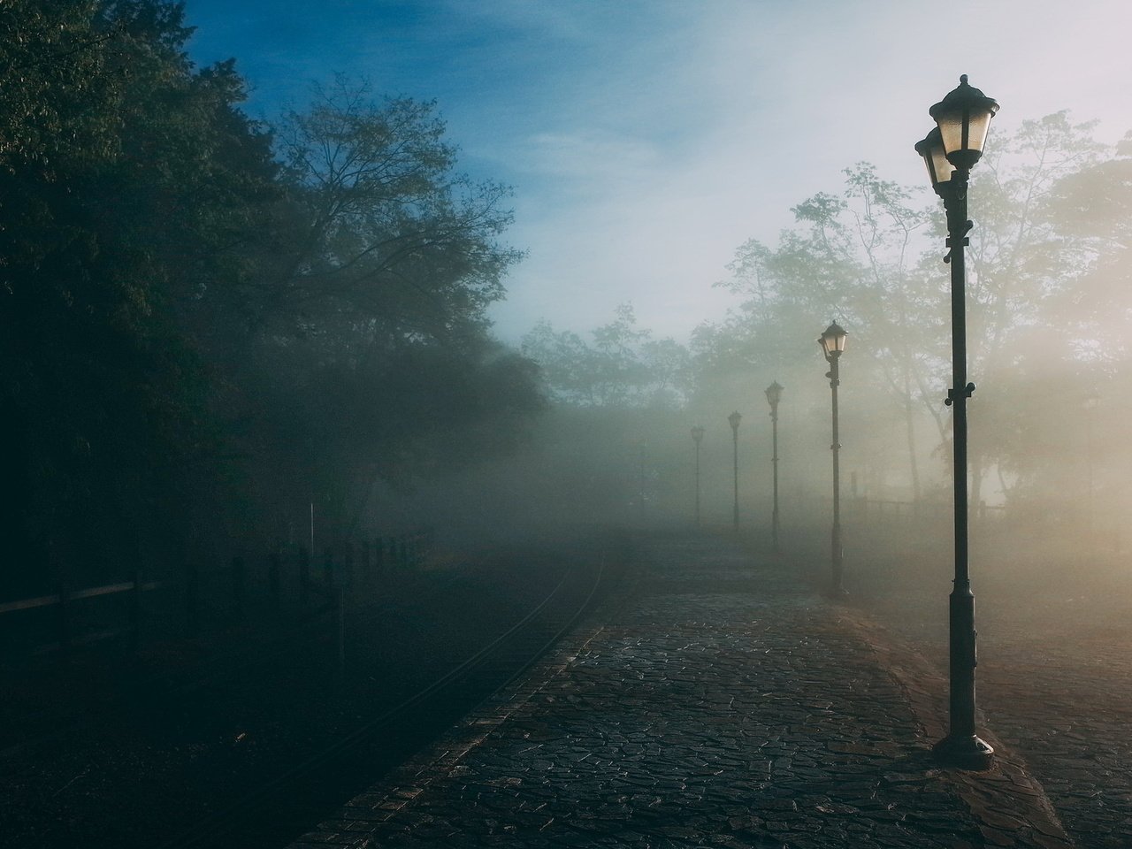 Обои деревья, фонари, парк, утро, туман, дорожка, город, улица, trees, lights, park, morning, fog, track, the city, street разрешение 2048x1152 Загрузить