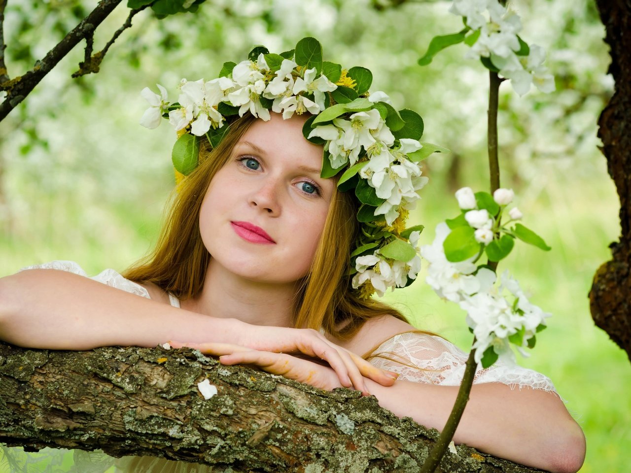 Обои девушка, взгляд, весна, волосы, венок, цветки, girl, look, spring, hair, wreath, flowers разрешение 4928x3264 Загрузить