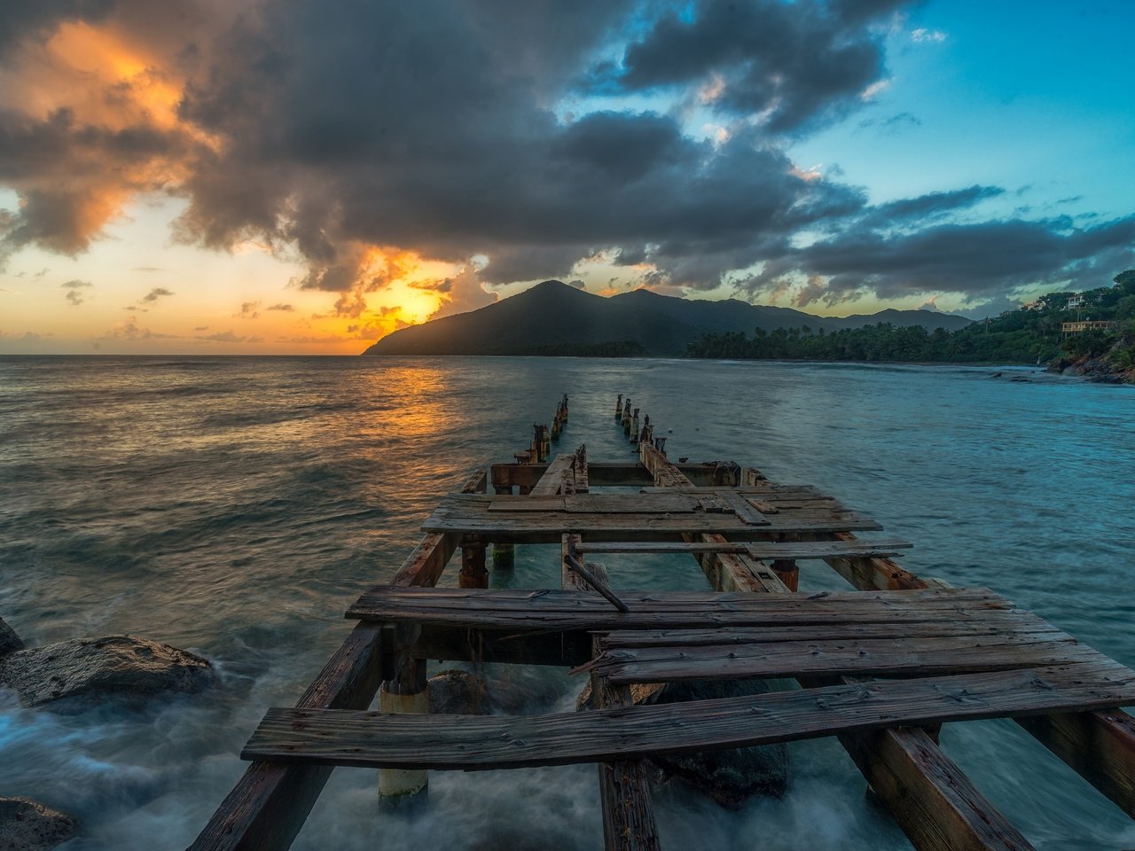 Обои небо, облака, скалы, волны, закат, горизонт, причал, the sky, clouds, rocks, wave, sunset, horizon, pier разрешение 2048x1367 Загрузить