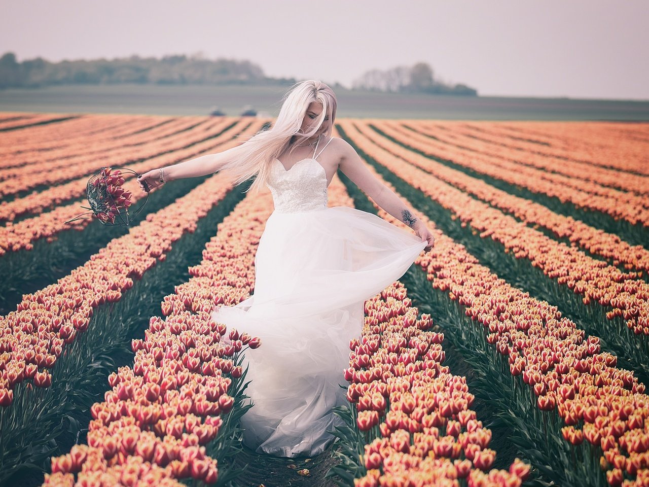 Белое платье с тюльпанами