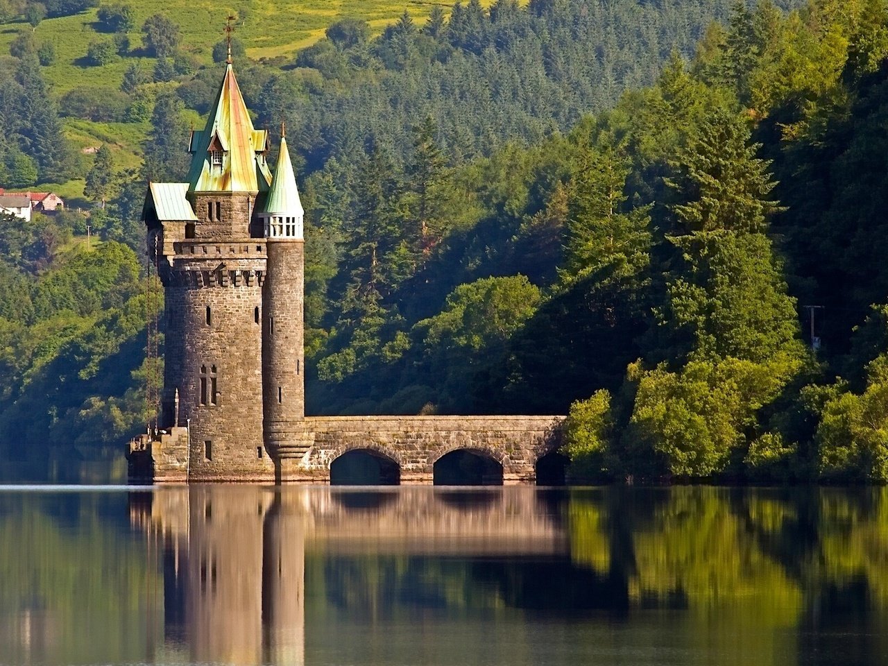 Обои озеро, лес, отражение, башня, англия, уэльс, озеро вирнви, lake, forest, reflection, tower, england, wales, lake vyrnwy разрешение 1920x1200 Загрузить