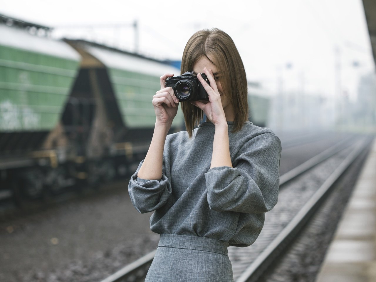 Обои железная дорога, девушка, поза, фотоаппарат, лицо, railroad, girl, pose, the camera, face разрешение 5472x3648 Загрузить