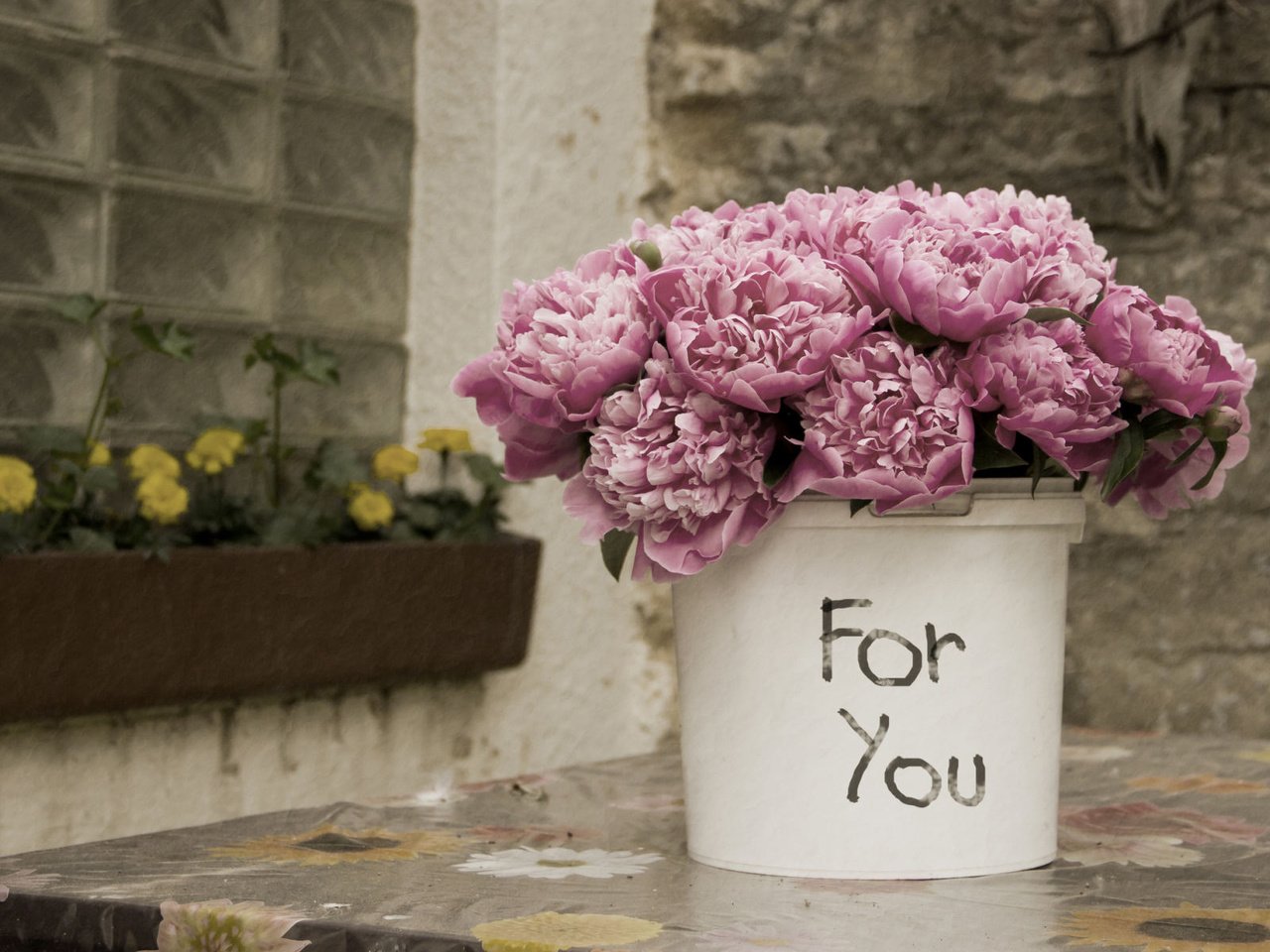 Обои цветы, лепестки, букет, розовые, ведро, пионы, flowers, petals, bouquet, pink, bucket, peonies разрешение 1920x1200 Загрузить