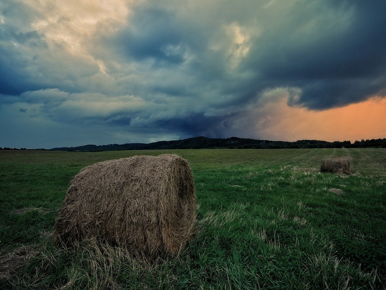 Обои небо, трава, облака, поле, горизонт, сено, тюки, рулоны, the sky, grass, clouds, field, horizon, hay, bales, rolls разрешение 1920x1275 Загрузить