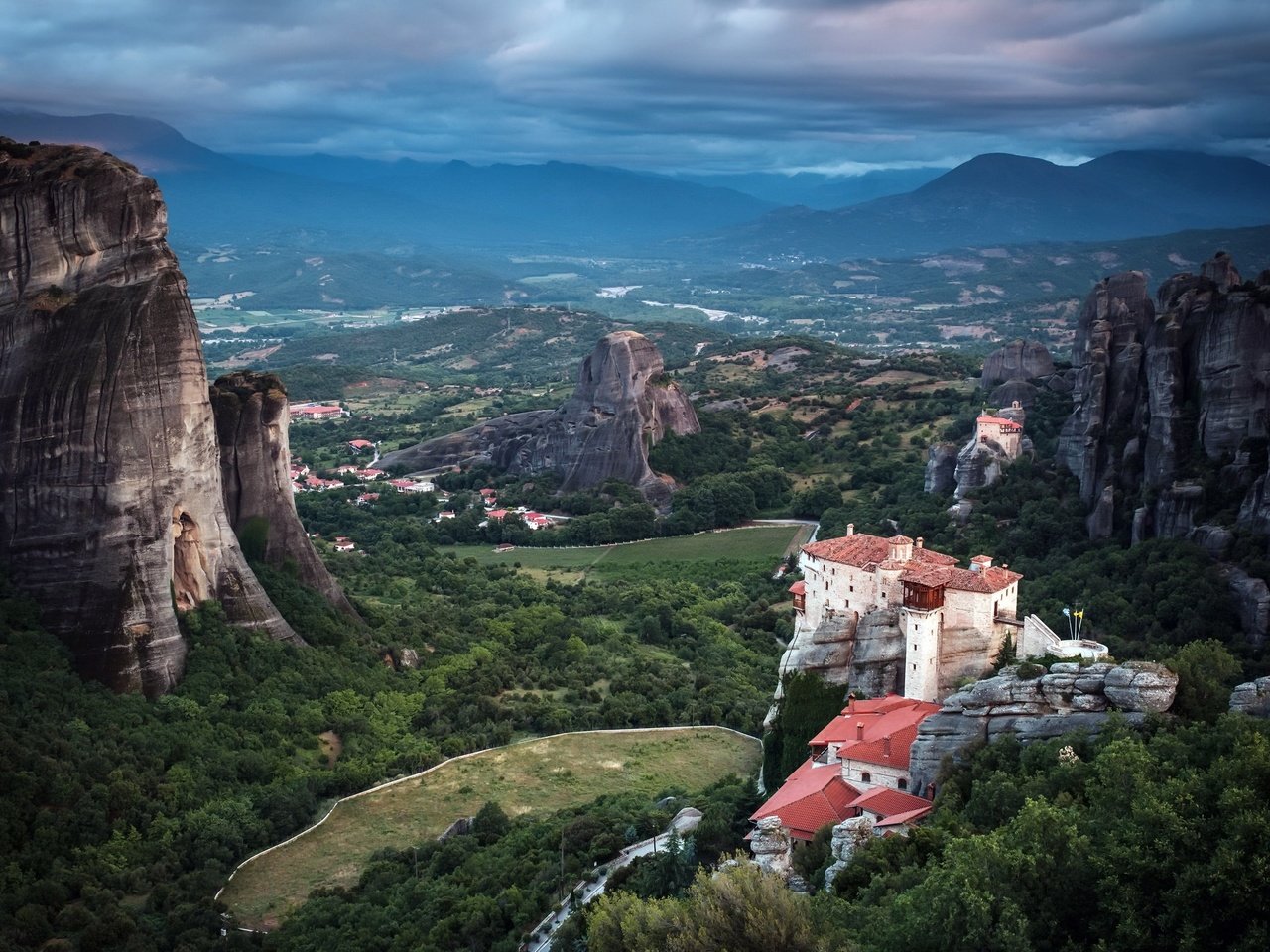 Обои горы, природа, пейзаж, греция, монастырь, метеора, калампака, roussanou monastery, mountains, nature, landscape, greece, the monastery разрешение 2048x1365 Загрузить