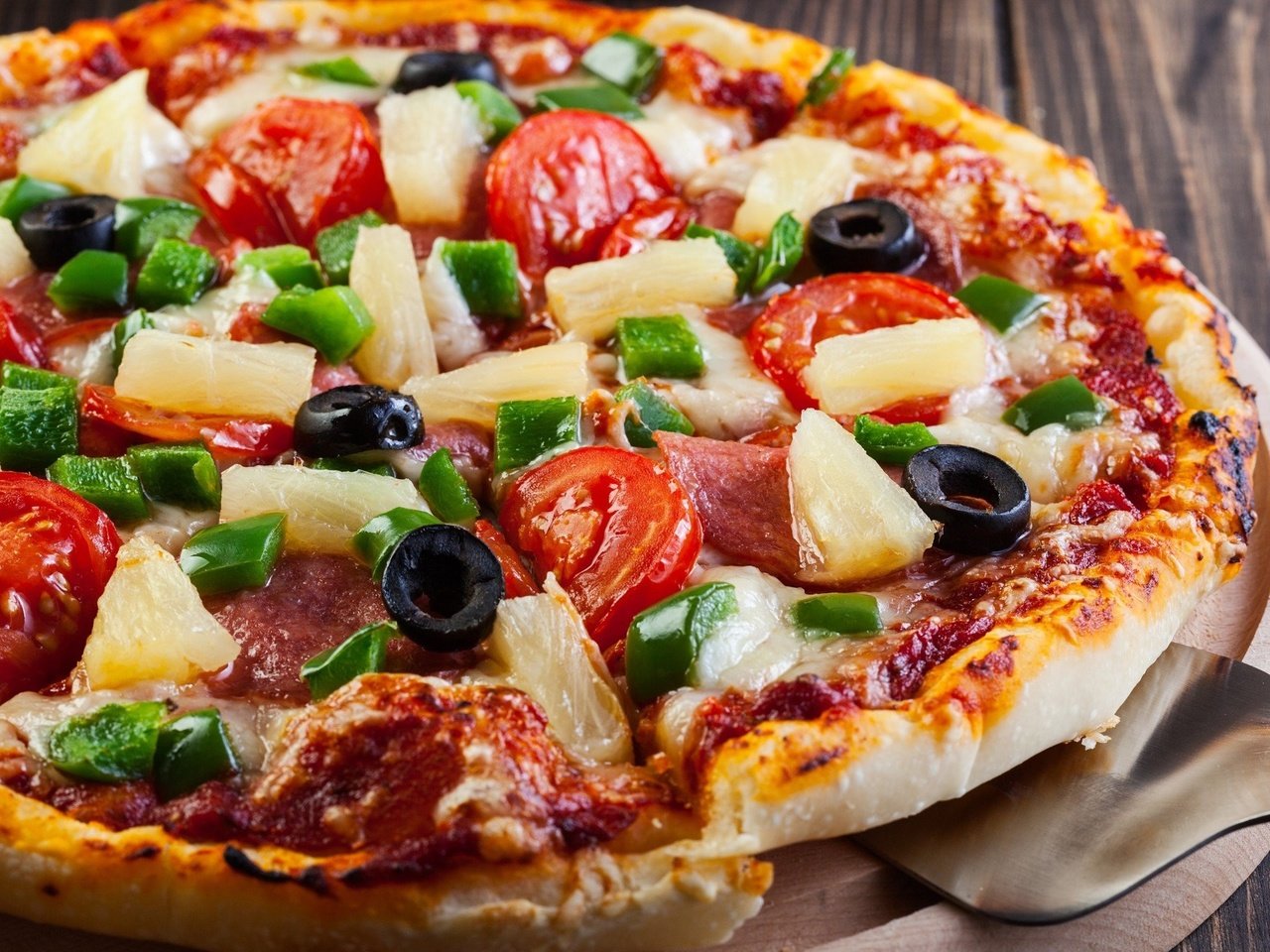 Обои сыр, помидоры, пицца, маслины, ананасы, cheese, tomatoes, pizza, olives, pineapples разрешение 2560x1600 Загрузить