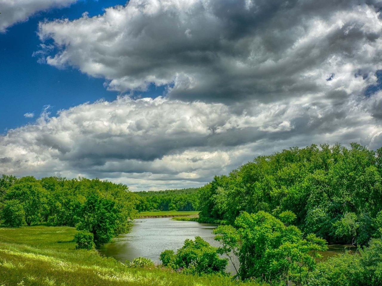 Обои небо, облака, река, природа, лето, the sky, clouds, river, nature, summer разрешение 2048x1302 Загрузить