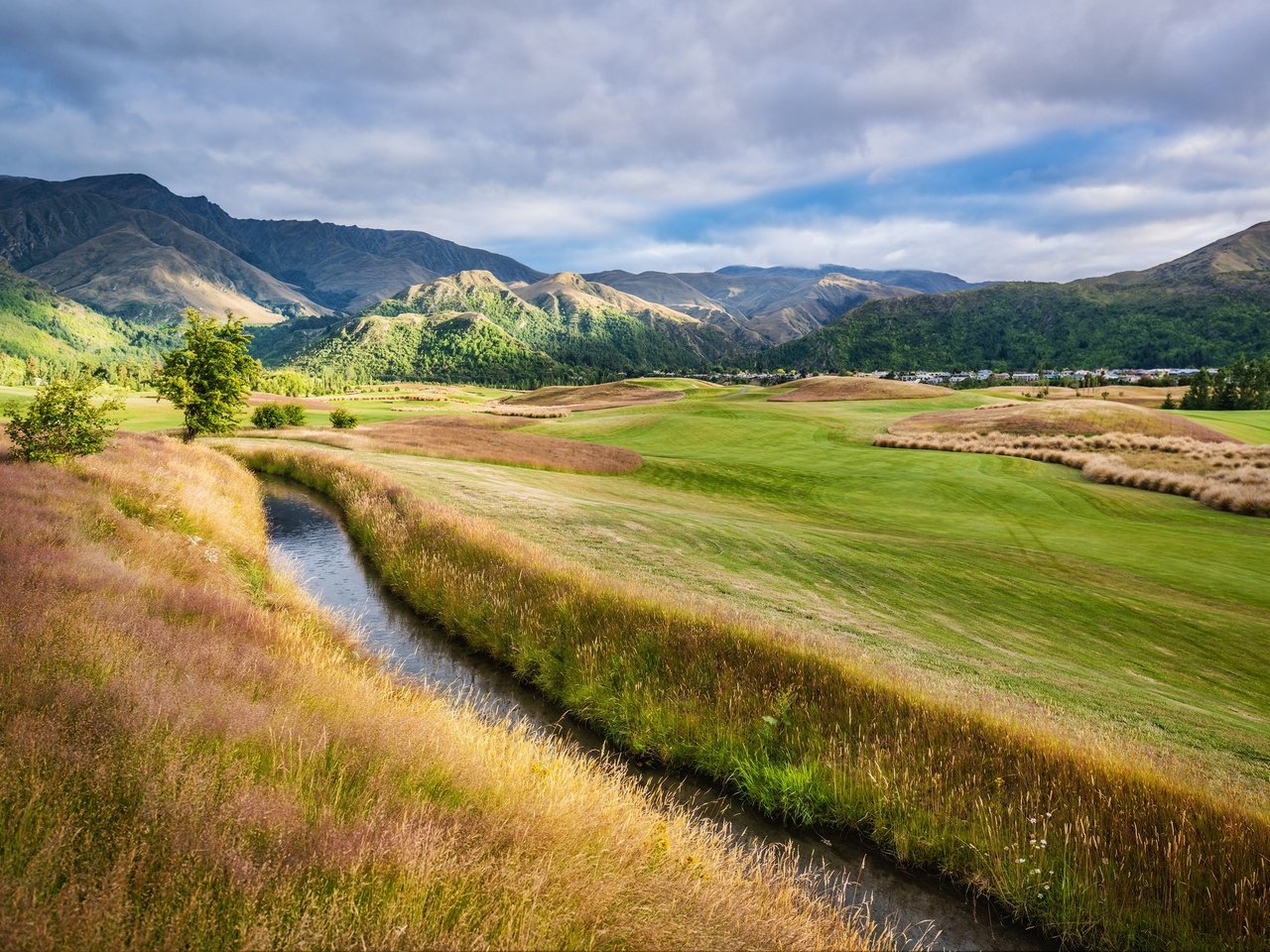 Обои небо, трава, облака, река, горы, холмы, природа, речка, the sky, grass, clouds, river, mountains, hills, nature разрешение 3000x1926 Загрузить