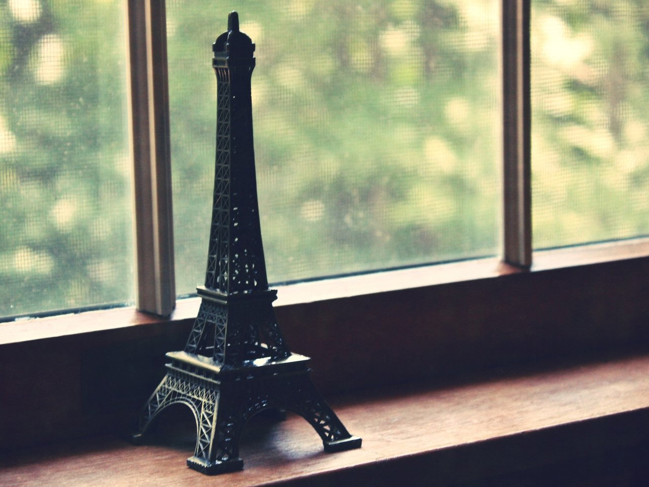 Обои статуэтка, окно, эйфелева башня, подоконник, сувенир, figurine, window, eiffel tower, sill, souvenir разрешение 1920x1200 Загрузить