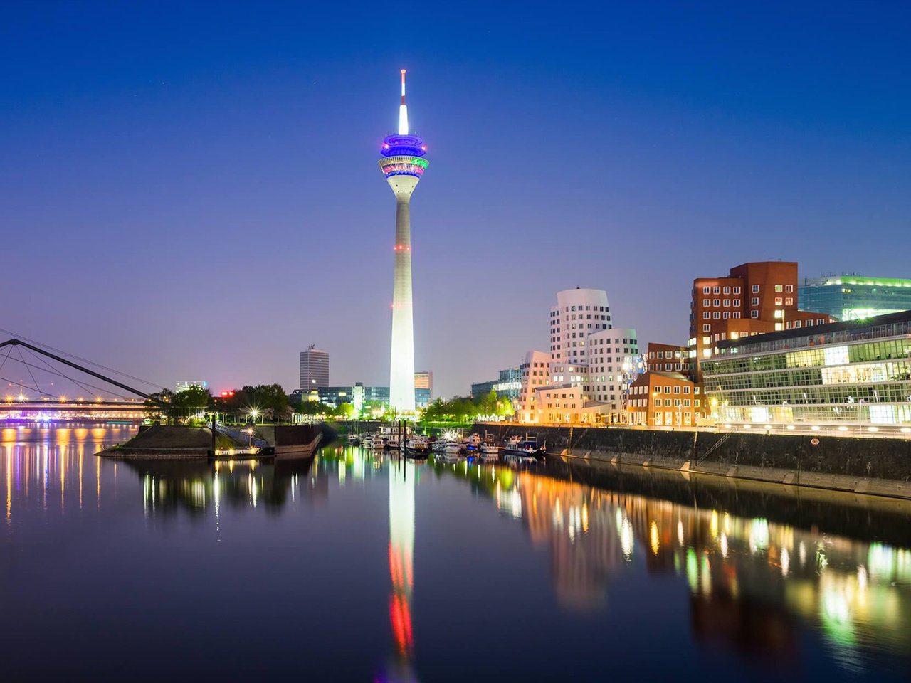 Обои ночь, огни, город, германия, дюссельдорф, night, lights, the city, germany, dusseldorf разрешение 1920x1200 Загрузить