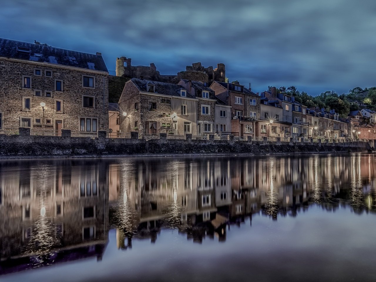 Обои отражение, город, люксембург, бельгия, ларош, reflection, the city, luxembourg, belgium, laroche разрешение 2048x1287 Загрузить