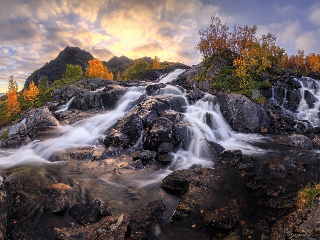 Обои небо, горы, камни, море, осень, водопады, the sky, mountains, stones, sea, autumn, waterfalls разрешение 1920x1200 Загрузить