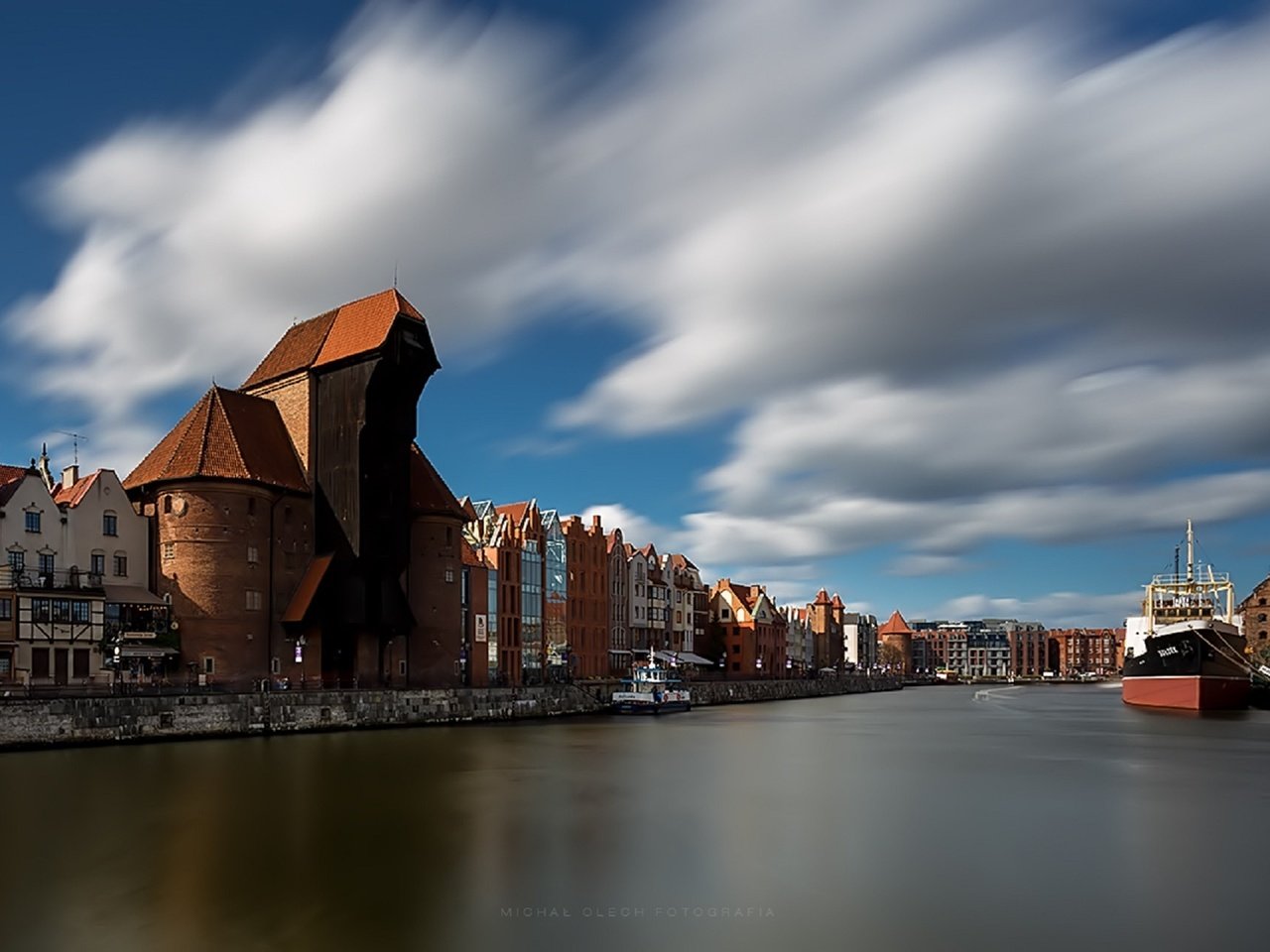 Обои небо, облака, река, дома, польша, гданьск, пароходы, the sky, clouds, river, home, poland, gdansk, steamers разрешение 1920x1280 Загрузить