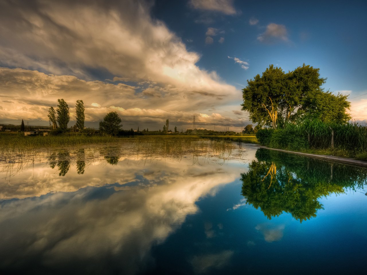 Обои небо, трава, облака, деревья, вода, река, отражение, the sky, grass, clouds, trees, water, river, reflection разрешение 2048x1363 Загрузить