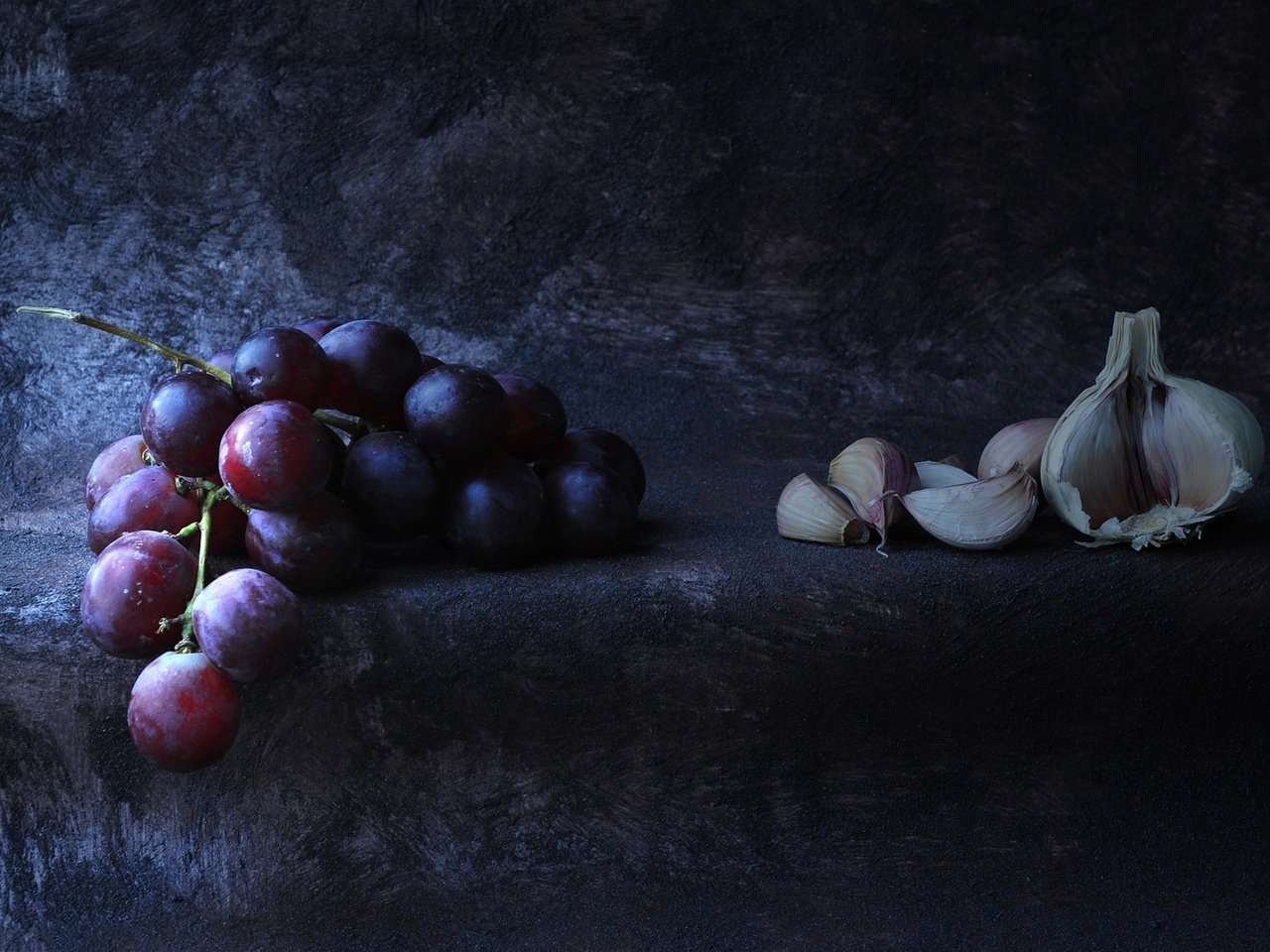 Обои виноград, гроздь, натюрморт, чеснок, grapes, bunch, still life, garlic разрешение 2159x1165 Загрузить