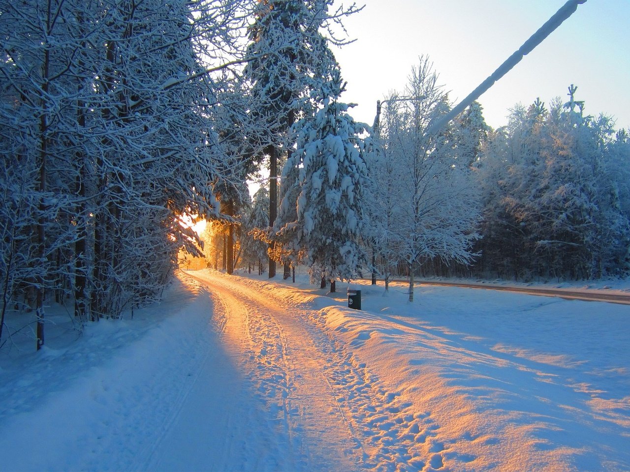 Обои дорога, снег, природа, лес, зима, утро, солнечный свет, road, snow, nature, forest, winter, morning, sunlight разрешение 1920x1200 Загрузить