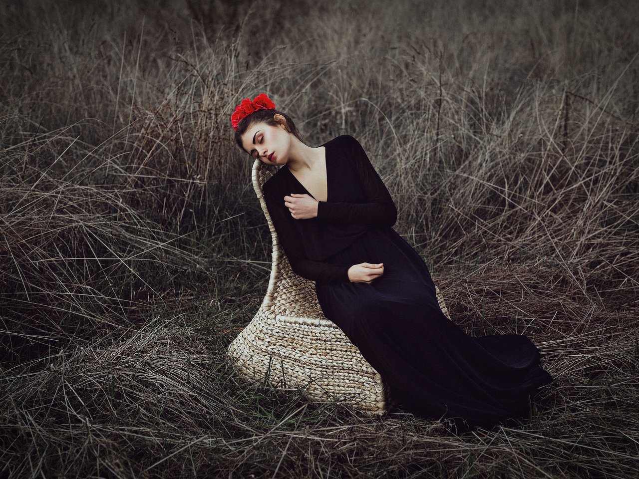 Обои цветы, трава, природа, платье, модель, волосы, кресло, mara saiz, flowers, grass, nature, dress, model, hair, chair разрешение 2048x1365 Загрузить