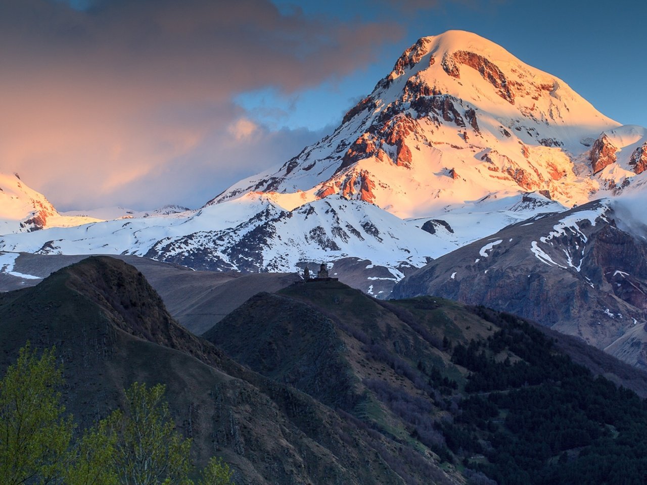 Обои горы, церковь, вершина, грузия, снежная вершина, казбек, mountains, church, top, georgia, snow peak, kazbek разрешение 2560x1707 Загрузить