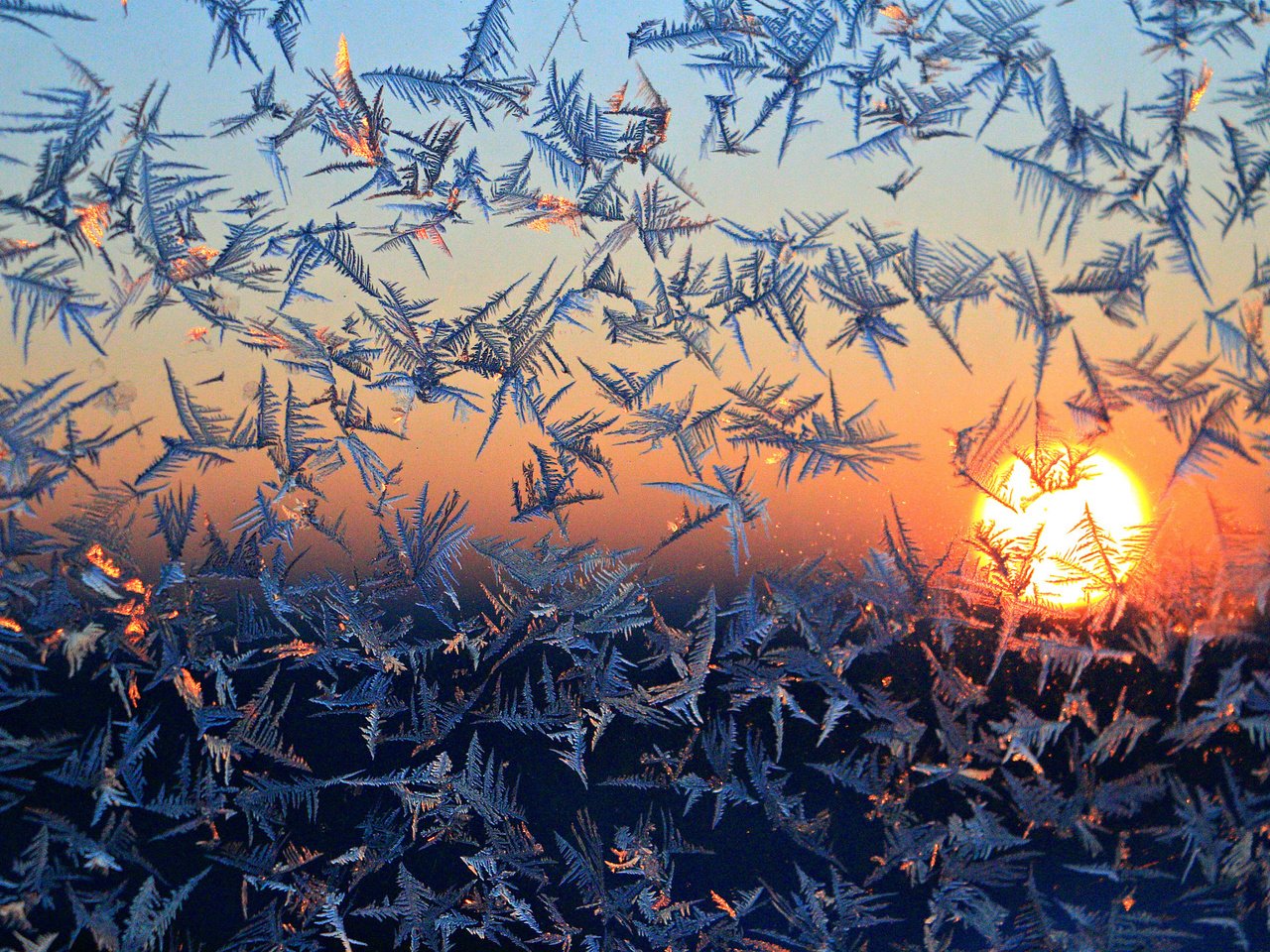 Обои рисунок, солнце, зима, утро, узор, мороз, окно, стекло, figure, the sun, winter, morning, pattern, frost, window, glass разрешение 2449x1632 Загрузить