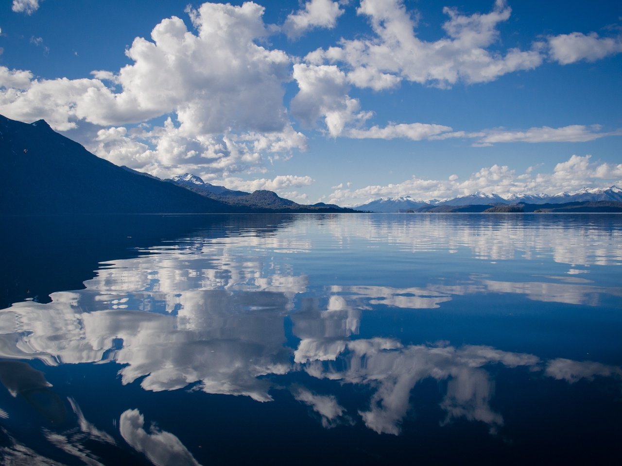 Обои небо, облака, озеро, горы, отражение, горизонт, the sky, clouds, lake, mountains, reflection, horizon разрешение 2746x1819 Загрузить