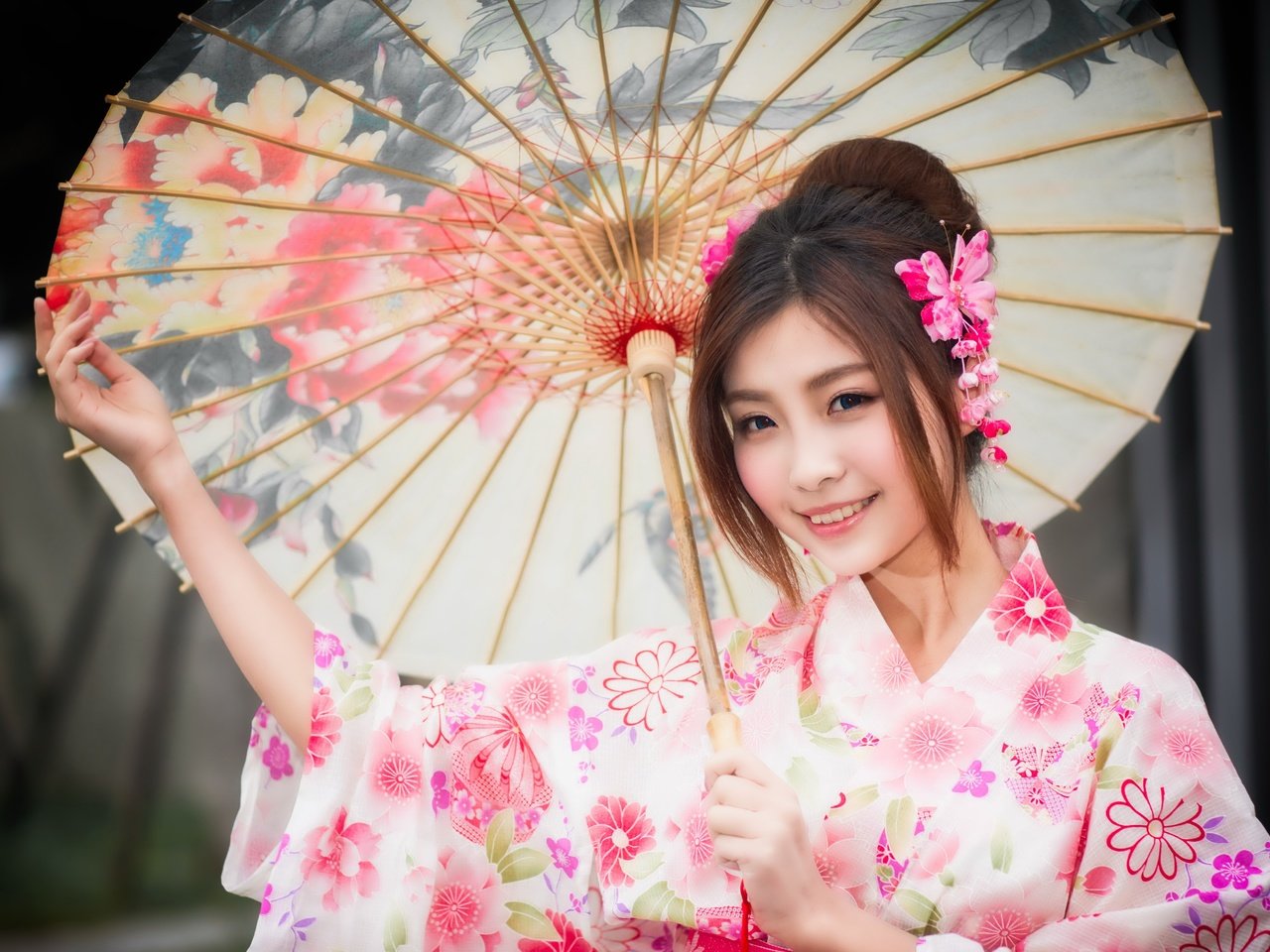 Обои улыбка, взгляд, волосы, зонтик, кимоно, японка, азиатка, smile, look, hair, umbrella, kimono, japanese, asian разрешение 5758x3570 Загрузить