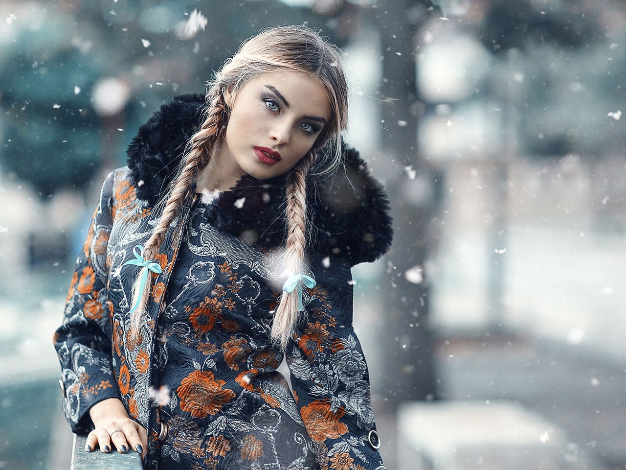 Обои снег, зима, девушка, блондинка, взгляд, модель, косички, snow, winter, girl, blonde, look, model, braids разрешение 1920x1200 Загрузить