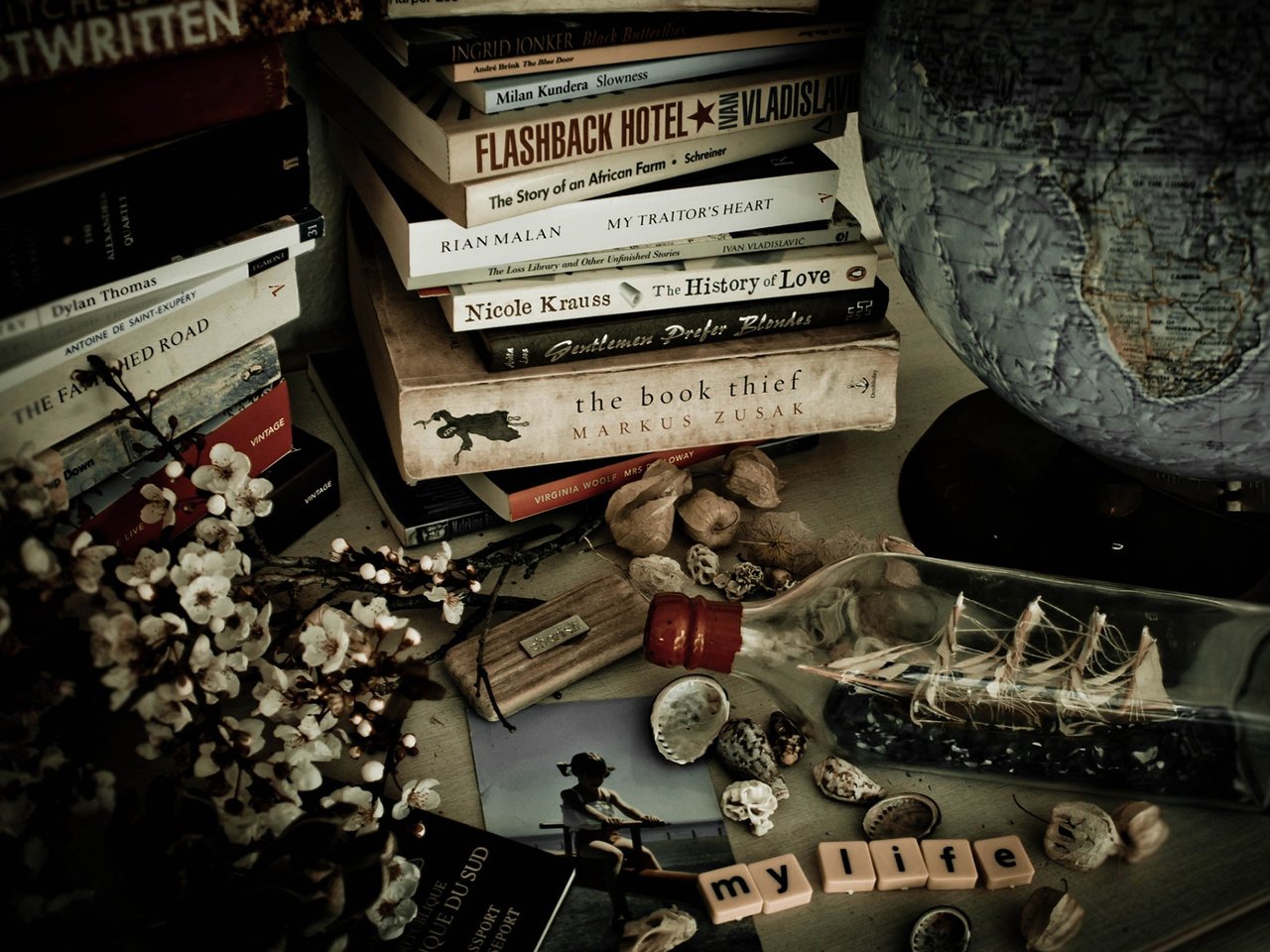 Обои цветы, винтаж, книги, глобус, кораблик, натюрморт, lauren rautenbach, flowers, vintage, books, globe, boat, still life разрешение 1920x1200 Загрузить