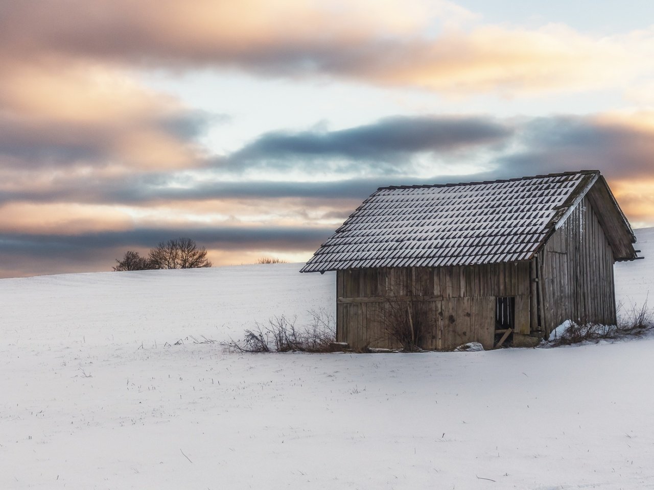 Обои небо, облака, снег, зима, поле, горизонт, дом, the sky, clouds, snow, winter, field, horizon, house разрешение 2880x1800 Загрузить