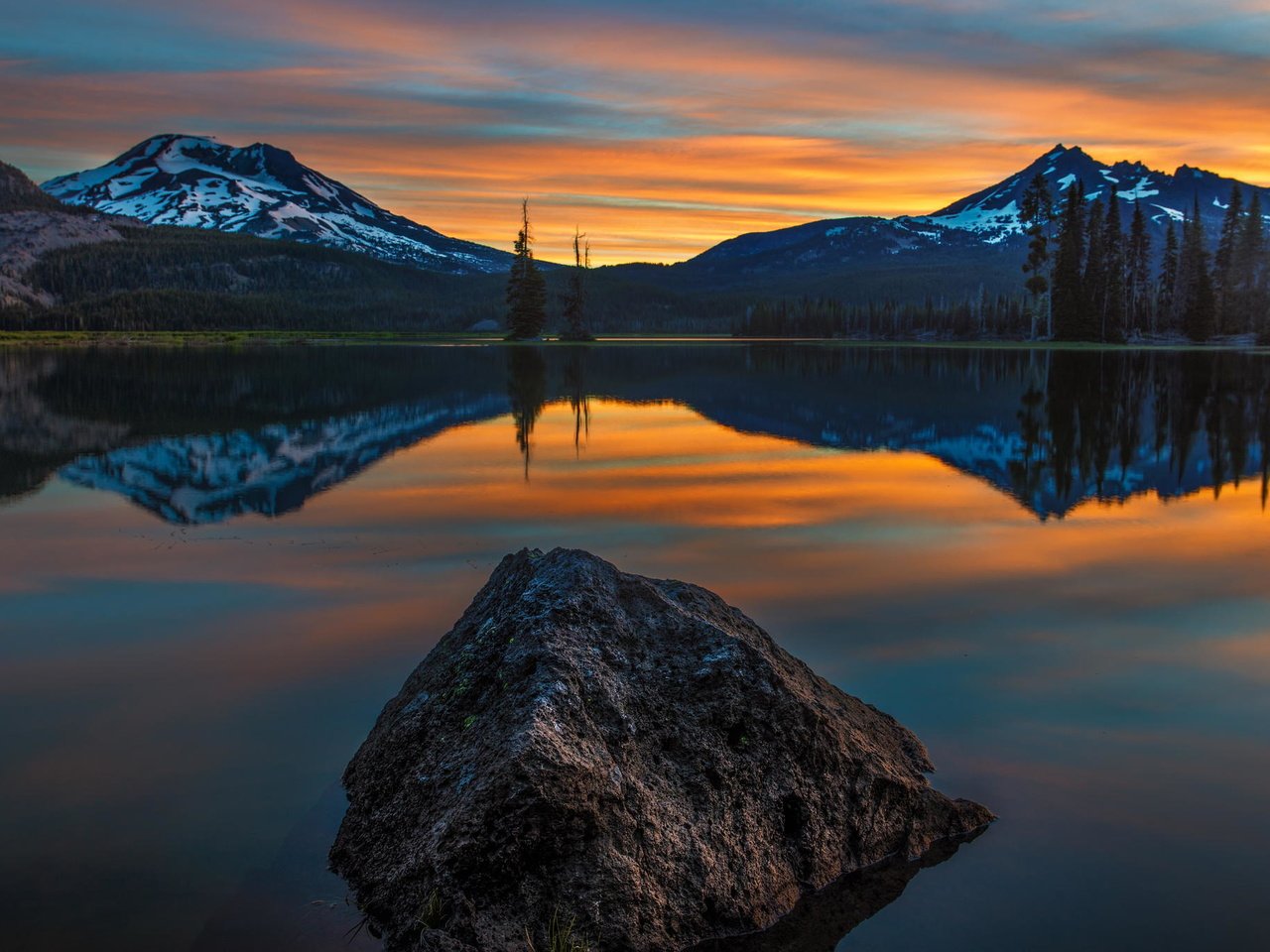 Обои деревья, вода, озеро, горы, закат, отражение, trees, water, lake, mountains, sunset, reflection разрешение 2048x1365 Загрузить