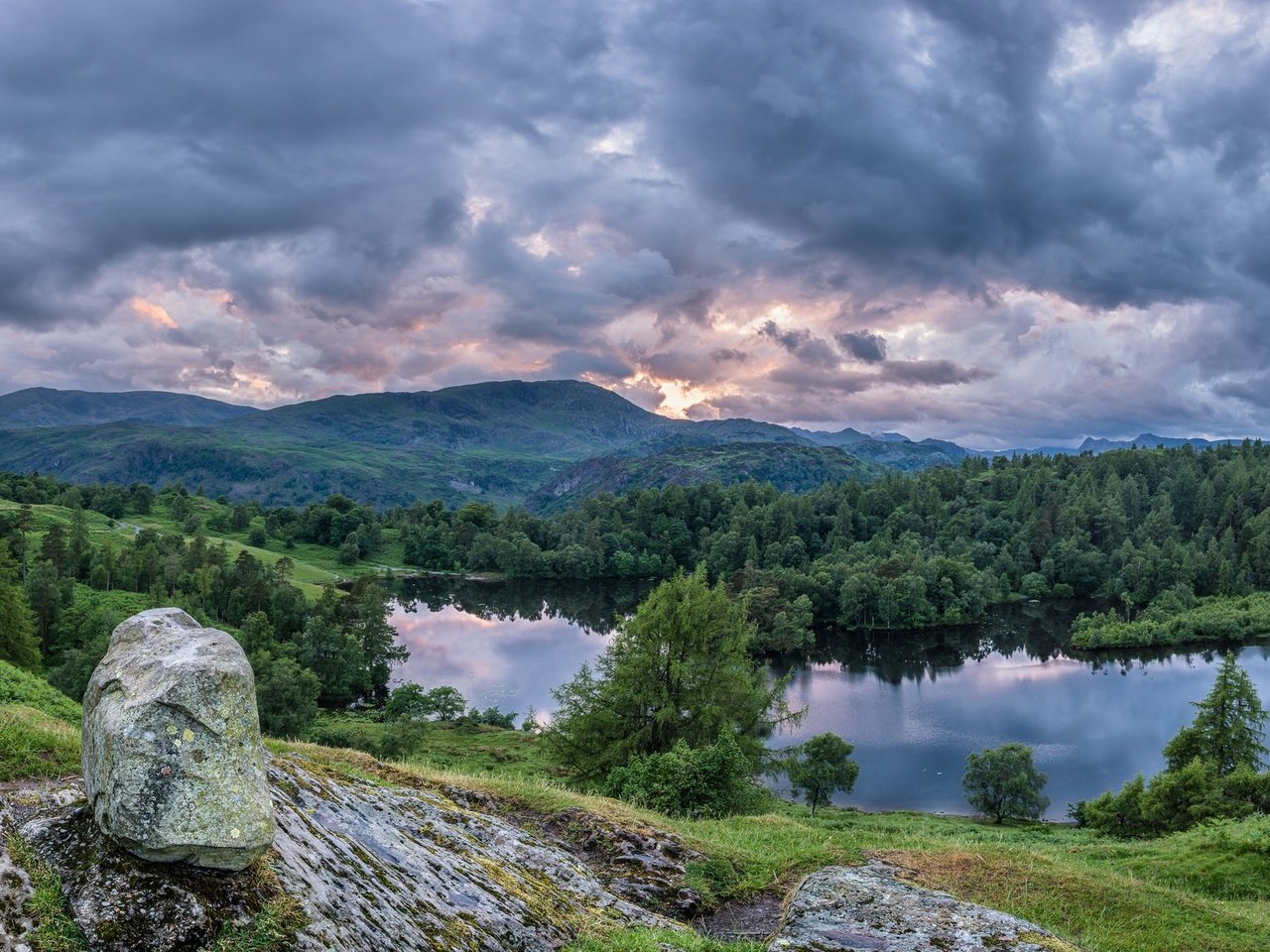 Обои озеро, tarn hows, горы, лес, панорама, англия, камень, озёрный край, lake district national park, камбрия, cumbria, lake, mountains, forest, panorama, england, stone, the lake district разрешение 2048x1152 Загрузить