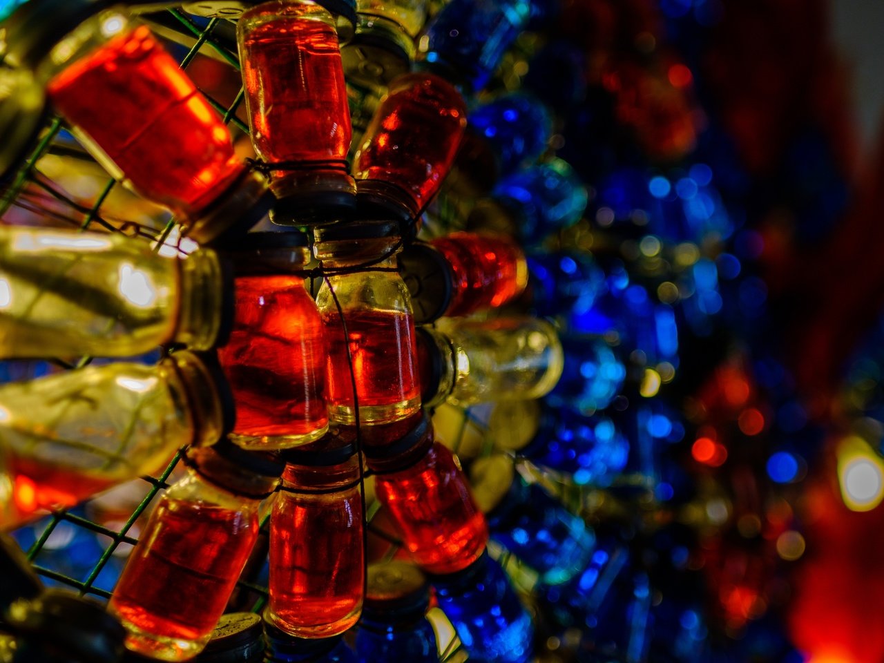 Обои стекло, жидкость, флаконы, боке, баночки, бутылочки, glass, liquid, bottles, bokeh, jars, bottle разрешение 6000x4000 Загрузить