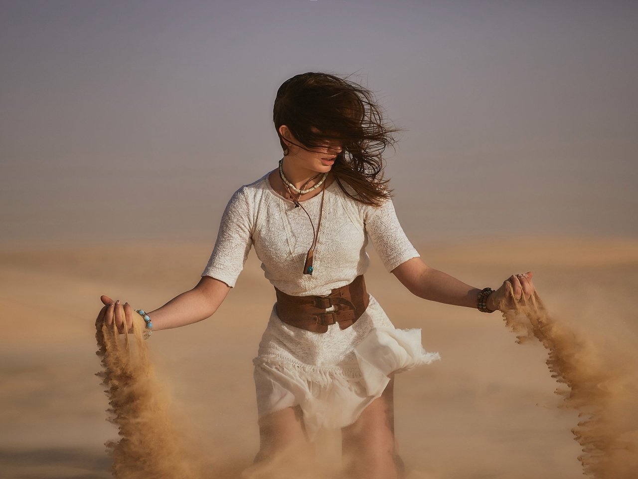 Обои девушка, песок, пустыня, модель, белое платье, girl, sand, desert, model, white dress разрешение 2560x1560 Загрузить