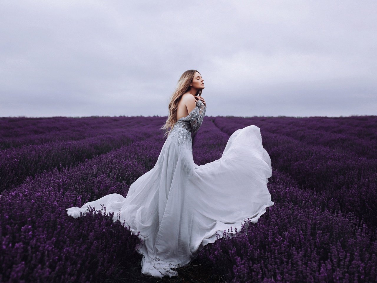 Обои девушка, настроение, платье, поле, лаванда, girl, mood, dress, field, lavender разрешение 2048x1365 Загрузить