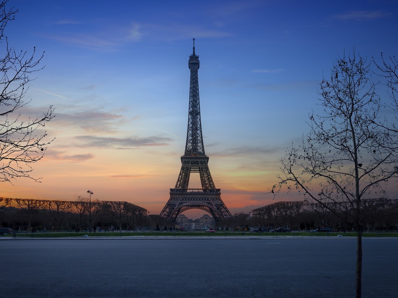 Обои деревья, закат, париж, франция, эйфелева башня, trees, sunset, paris, france, eiffel tower разрешение 5800x2705 Загрузить