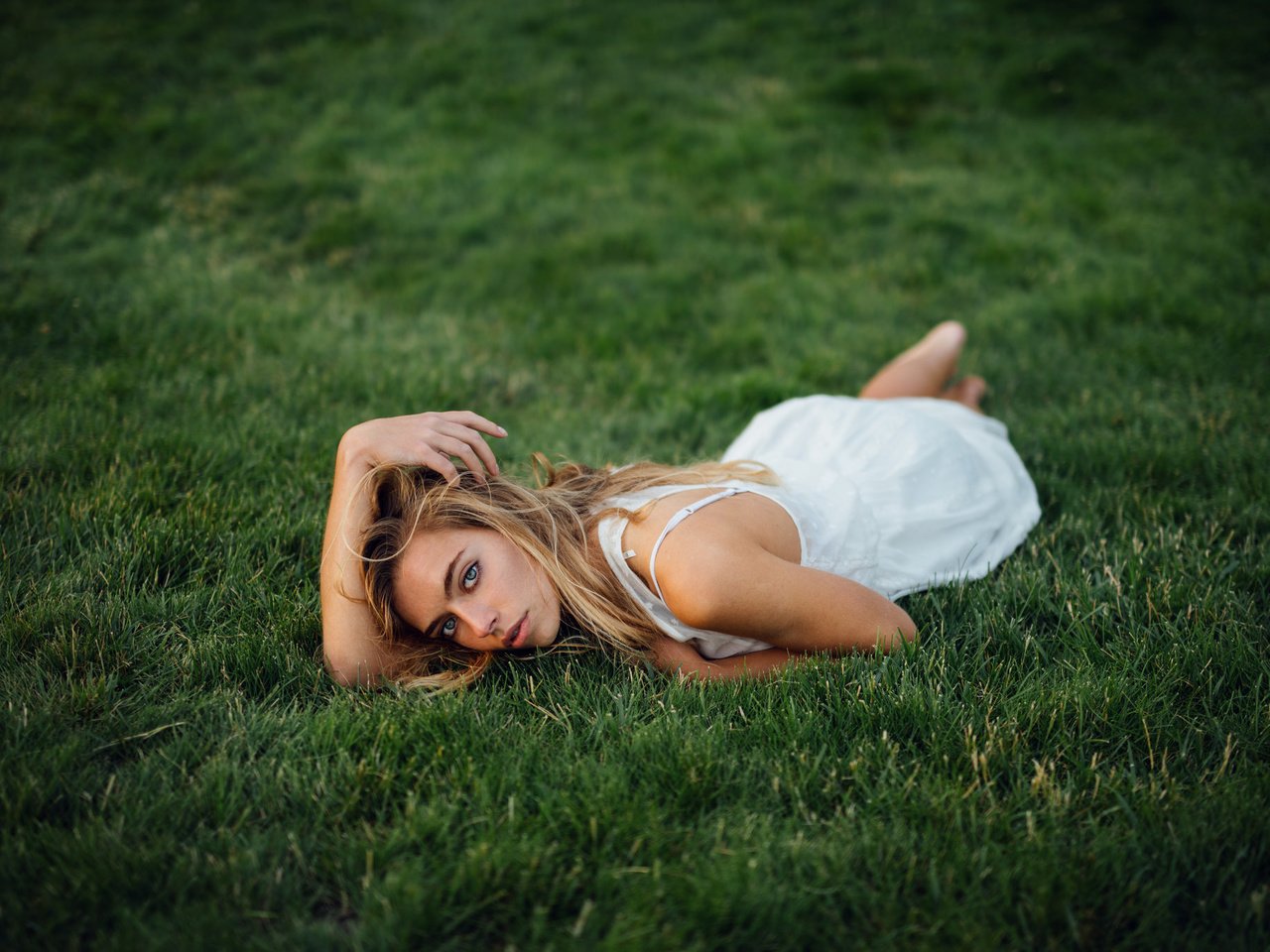 Обои трава, девушка, блондинка, взгляд, лежит, белое платье, grass, girl, blonde, look, lies, white dress разрешение 2048x1365 Загрузить