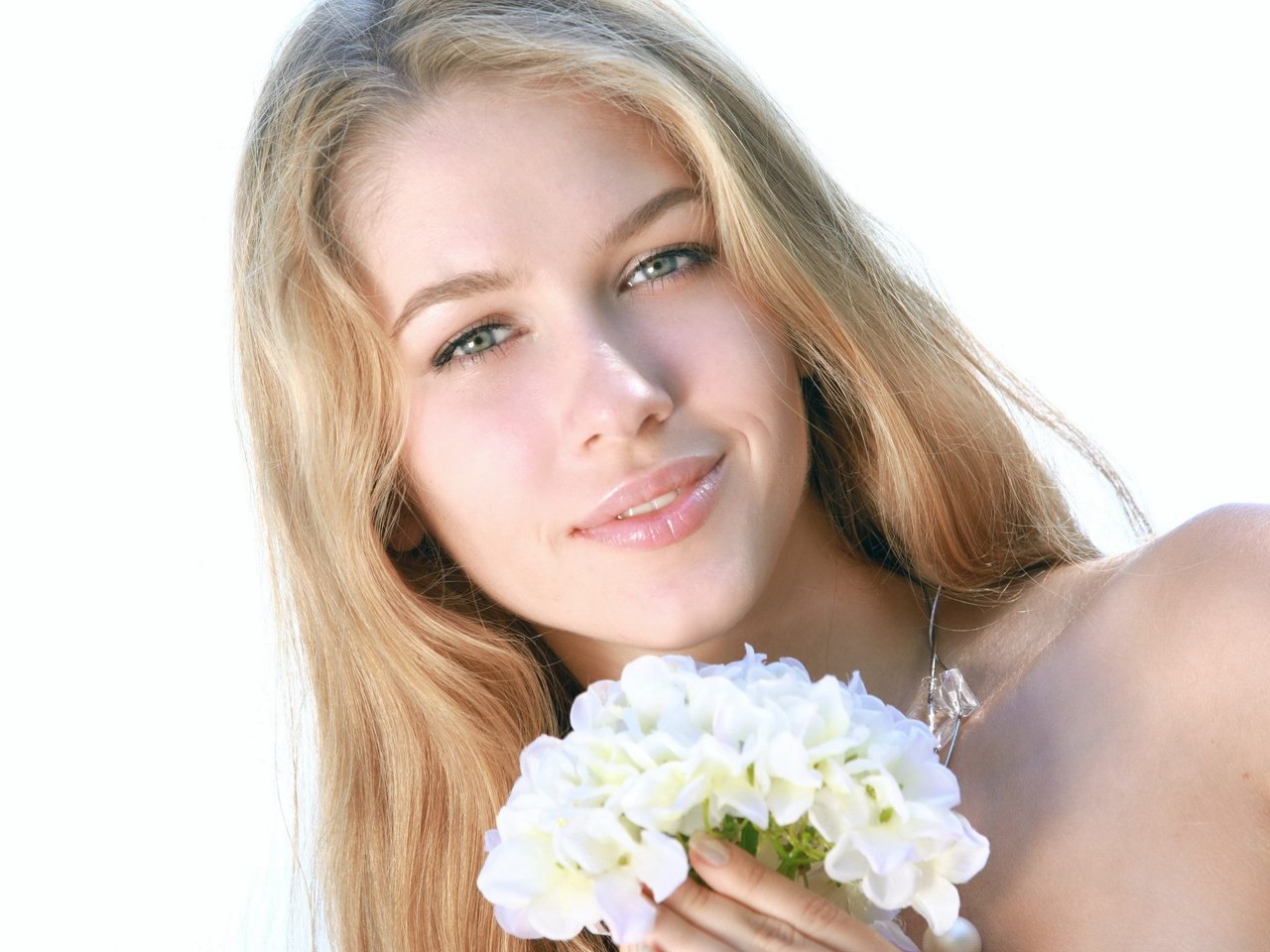 Обои цветы, девушка, блондинка, улыбка, модель, erica b, flowers, girl, blonde, smile, model разрешение 3072x2048 Загрузить